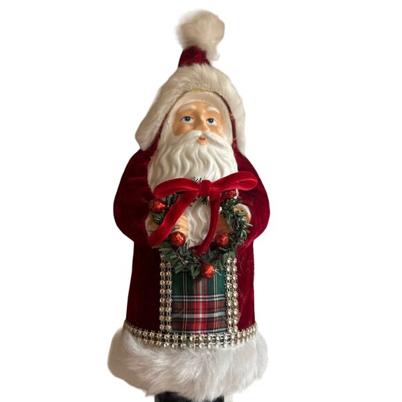 Vintage Santa Claus Figurine Holding Wreath Christmas Decor - Picture 7 of 8